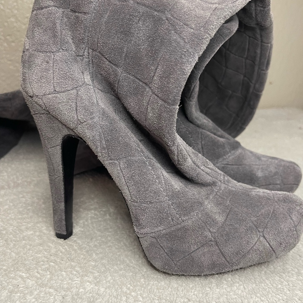 Report Signature Gray Heeled Boots with Quilted Design